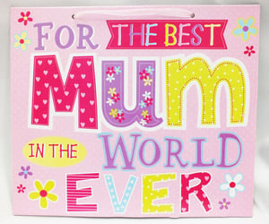 A pink sign that says "for the best mom in the world ever."