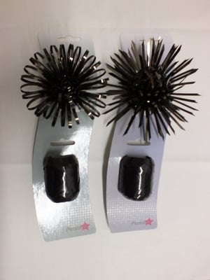 A pair of hair clips with pink stars on them.