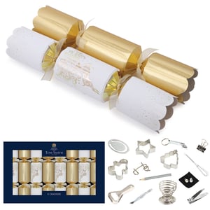 a box of tom smith crackers with a gold and white cracker